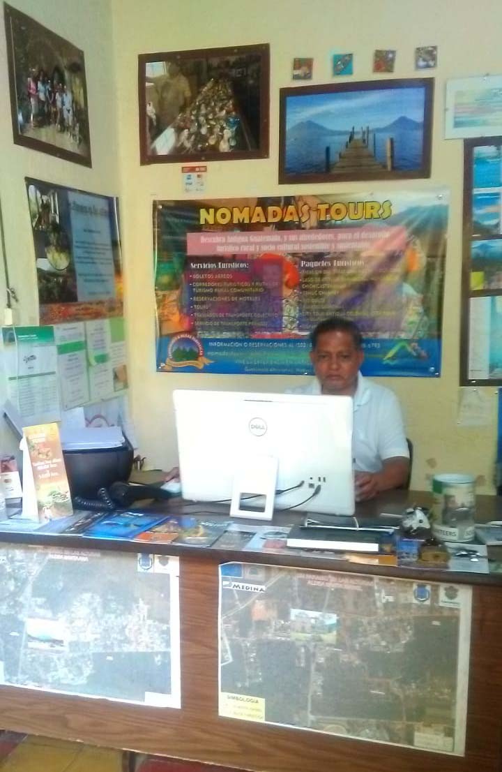 Nómadas Tours. En la oficina