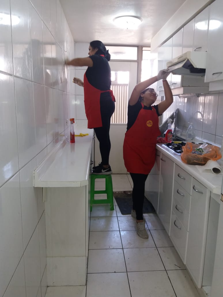 Me Sirve. Empleadas limpiando la cocina.