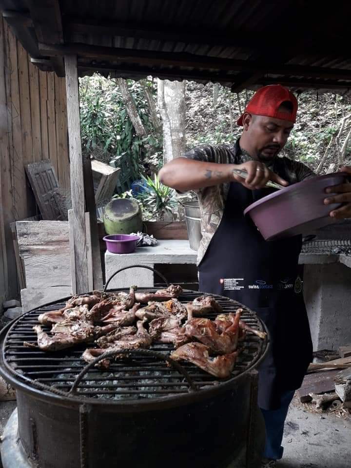 Café la Montañita. Preparación de un plato..