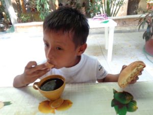 Alojamiento Santa Gertrudis. Niño comiendo