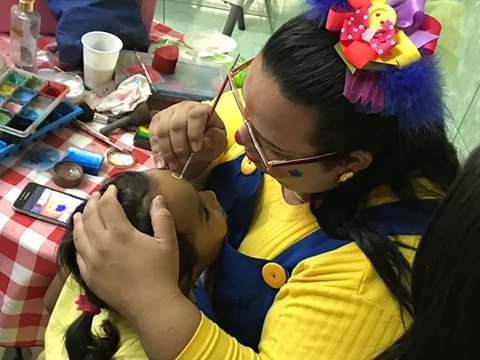 Piñatica Show. Anita pintando caritas.