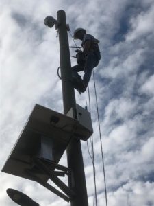 DISEG. Trabajador en poste de luz