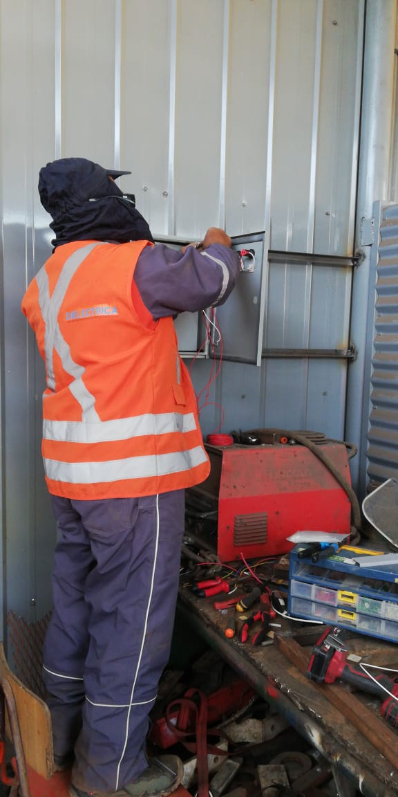 Dieléctrica. Servicios de electricidad.