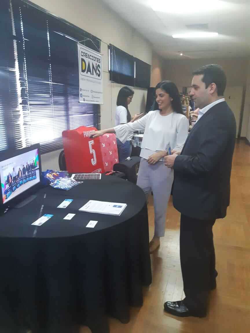 Quiero Viajar. Natalia Fonseca mostrando sus productos.