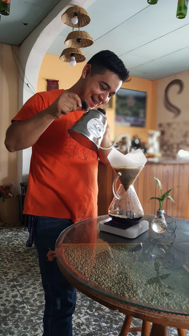 Café Mi Tazita. Lorving sirviendo café