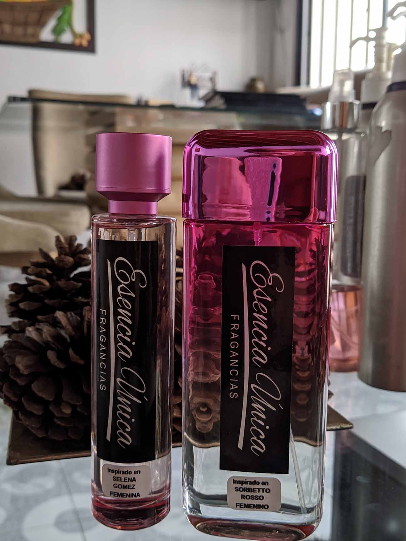 Esencia Única. Frascos rosados de fragancias