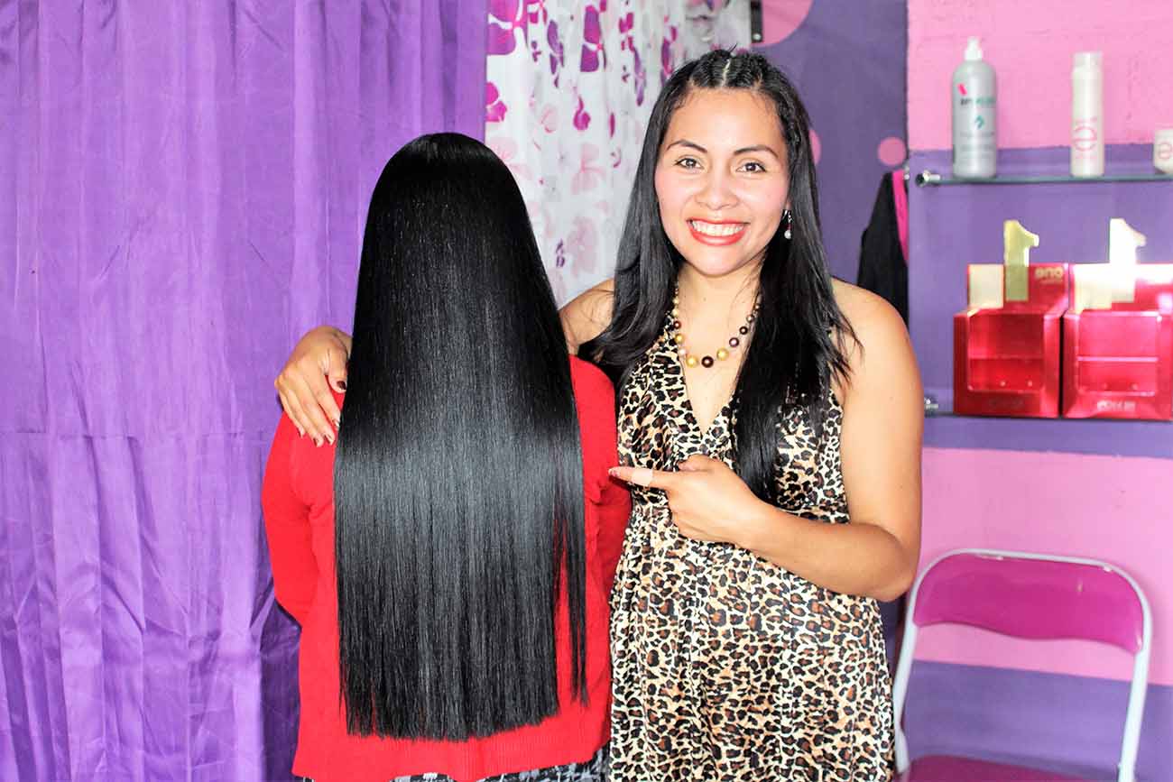Bea's Salón. Alisado de cabello a clienta