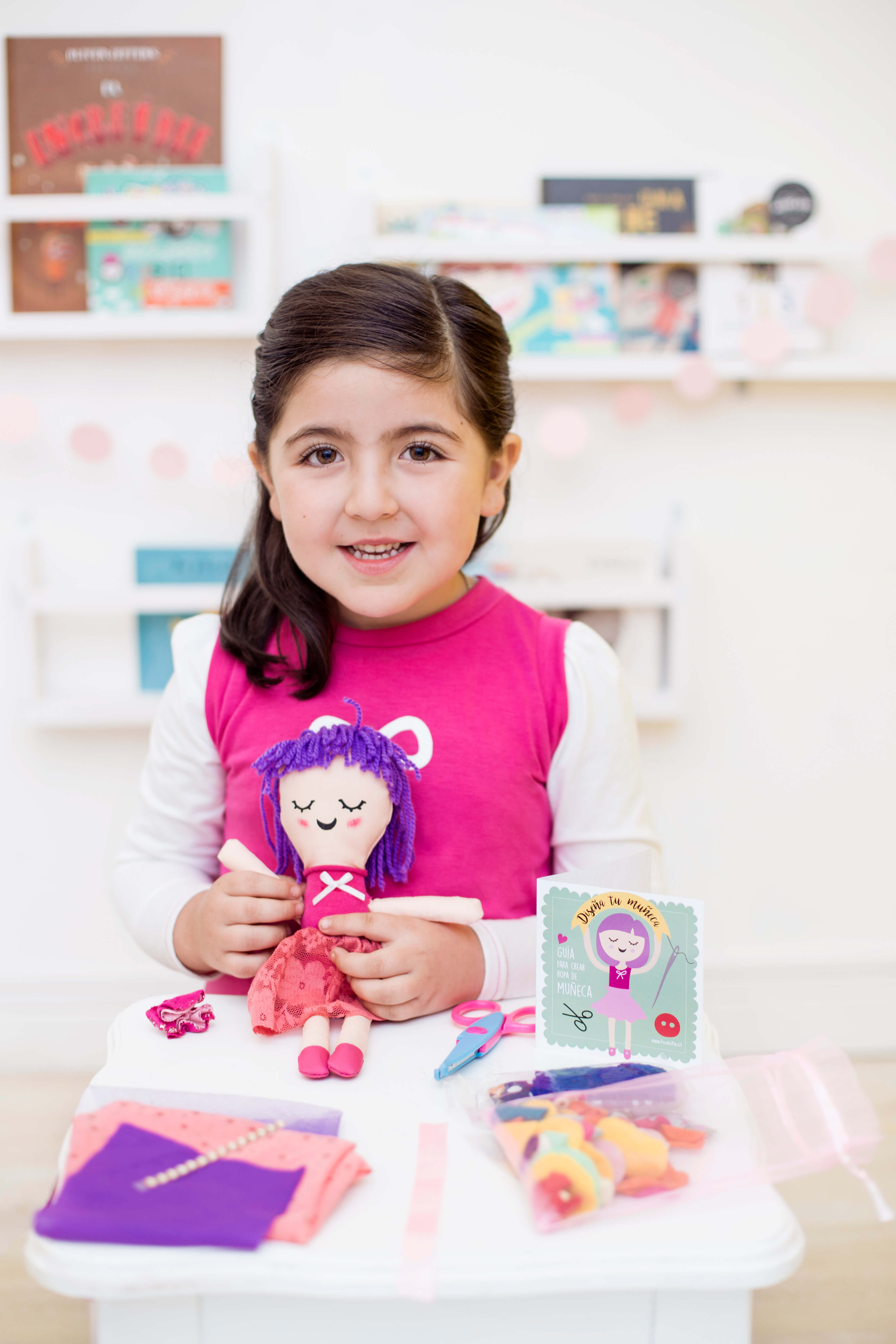 Plan de Digitalización Chile. Niña jugando con un Humini.