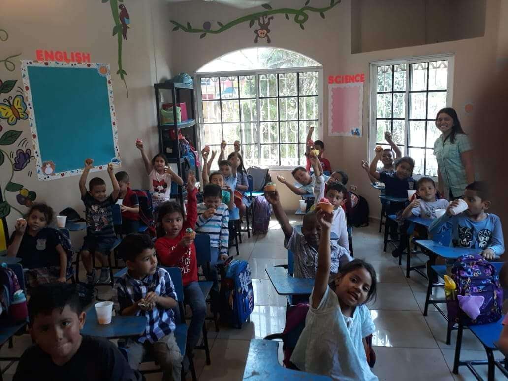 Loyalty Bilingual School. Clase en la escuela.