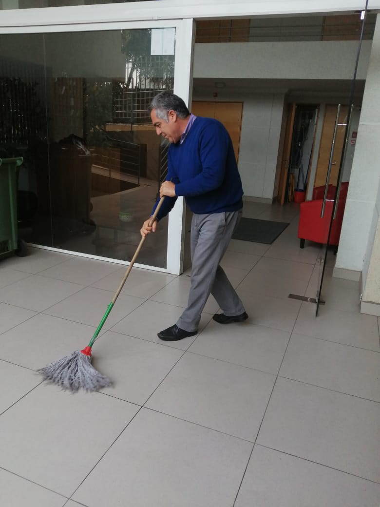 Full Wash. Richard trapeando el suelo