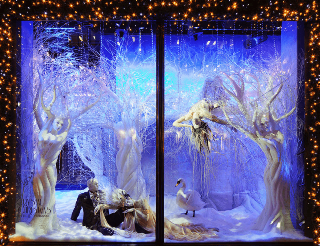 2-como-decorar-una-tienda-de-ropa-aparador-navideño