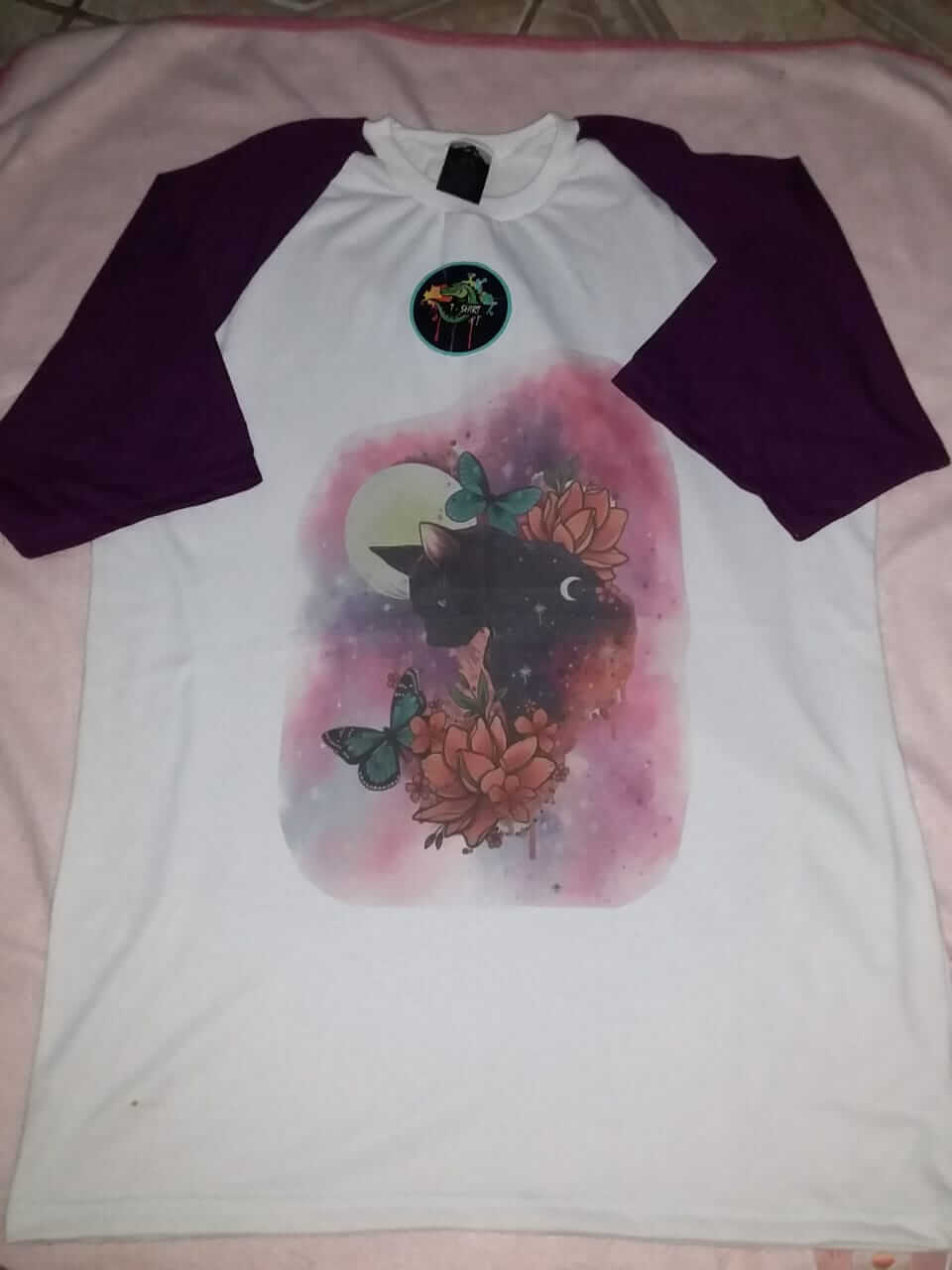 T-Shirt. Estampado en camiseta tipo baseball.