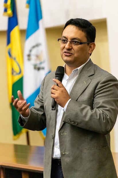 NEGU. Propietario hablando en público