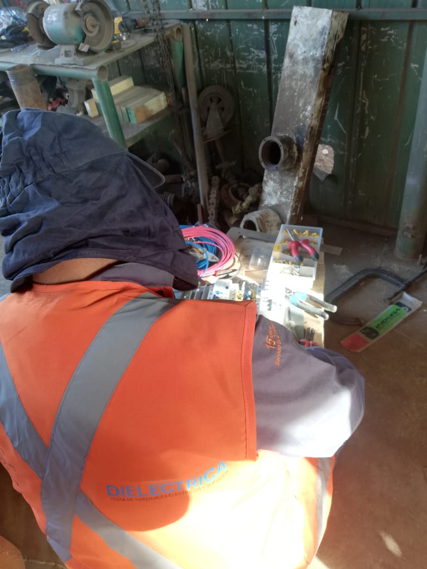 Dieléctrica. Ingeniero trabajando.
