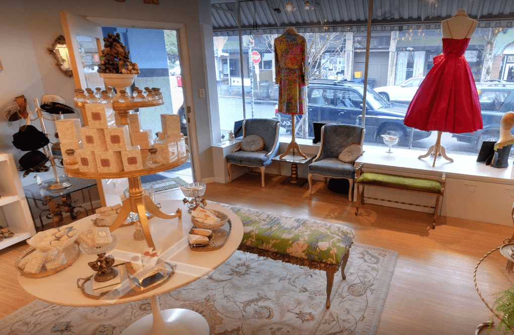 como decorar una tienda de ropa banco en tienda vintage