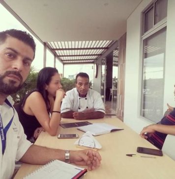 Macrotec Multimedia. Iván con clientes.