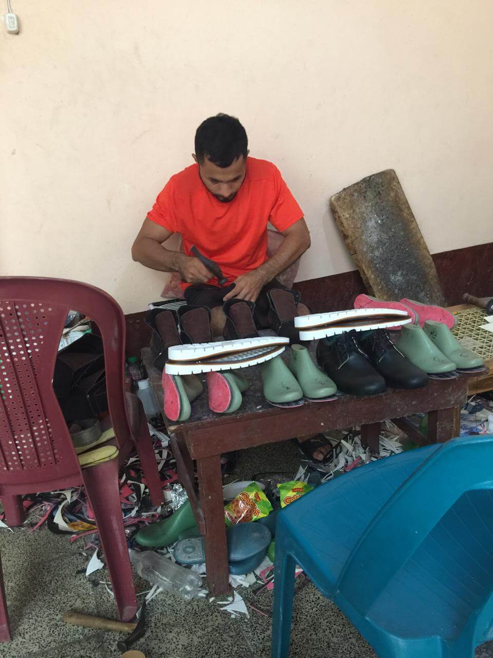 Duque's shoes. Gilber creando zapatos.
