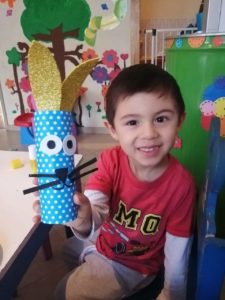 Eco After School. Niño con manualidad