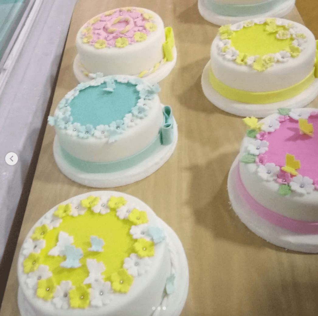 Pequeño encuentro. Pasteles decorados.