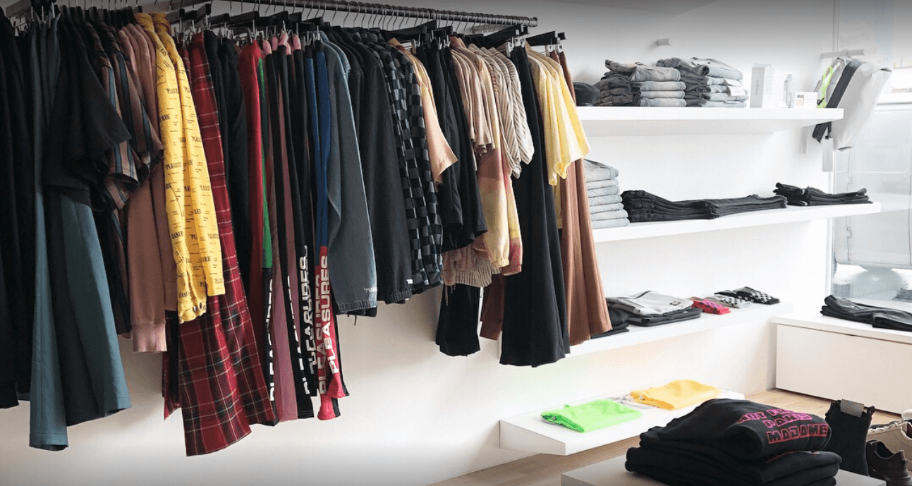 como decorar una tienda de ropa iluminacion fria