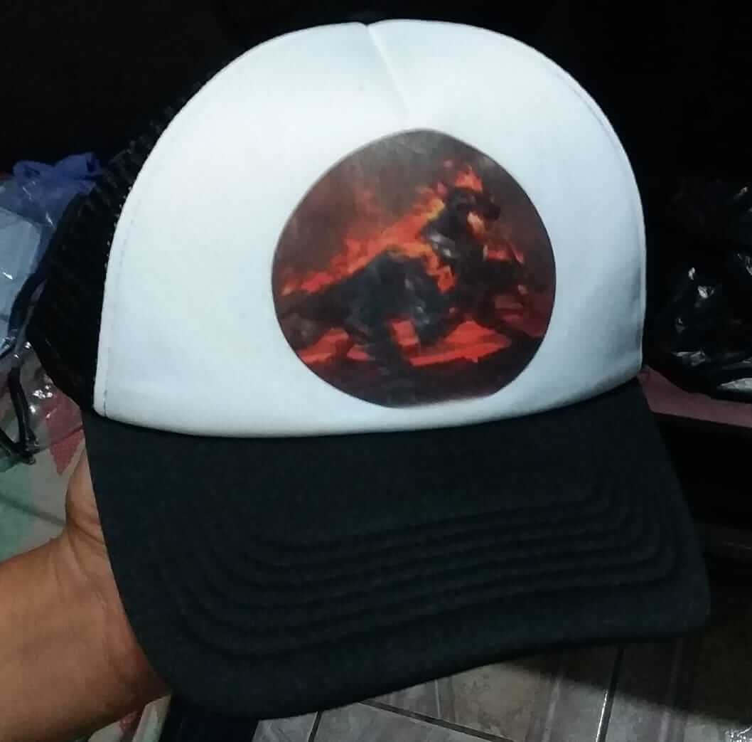 T-Shirt. Gorra estampada.
