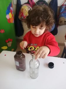 Eco After School. Niño pintando botella