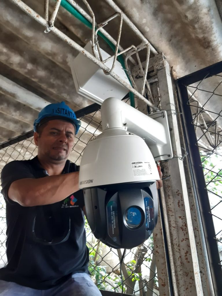J&L Soluciones. Leonenl instalando una cámara