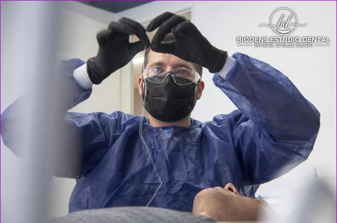 Biodens Estudio Dental. Javier trabajando