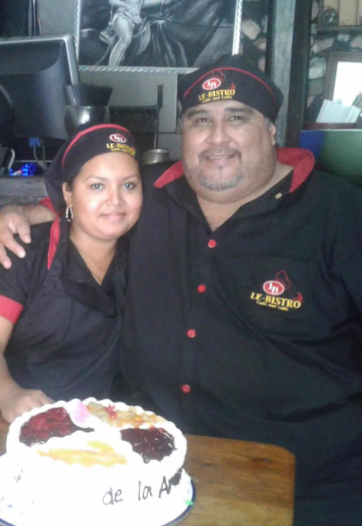 Yoselin Escobar y su esposo Julián.