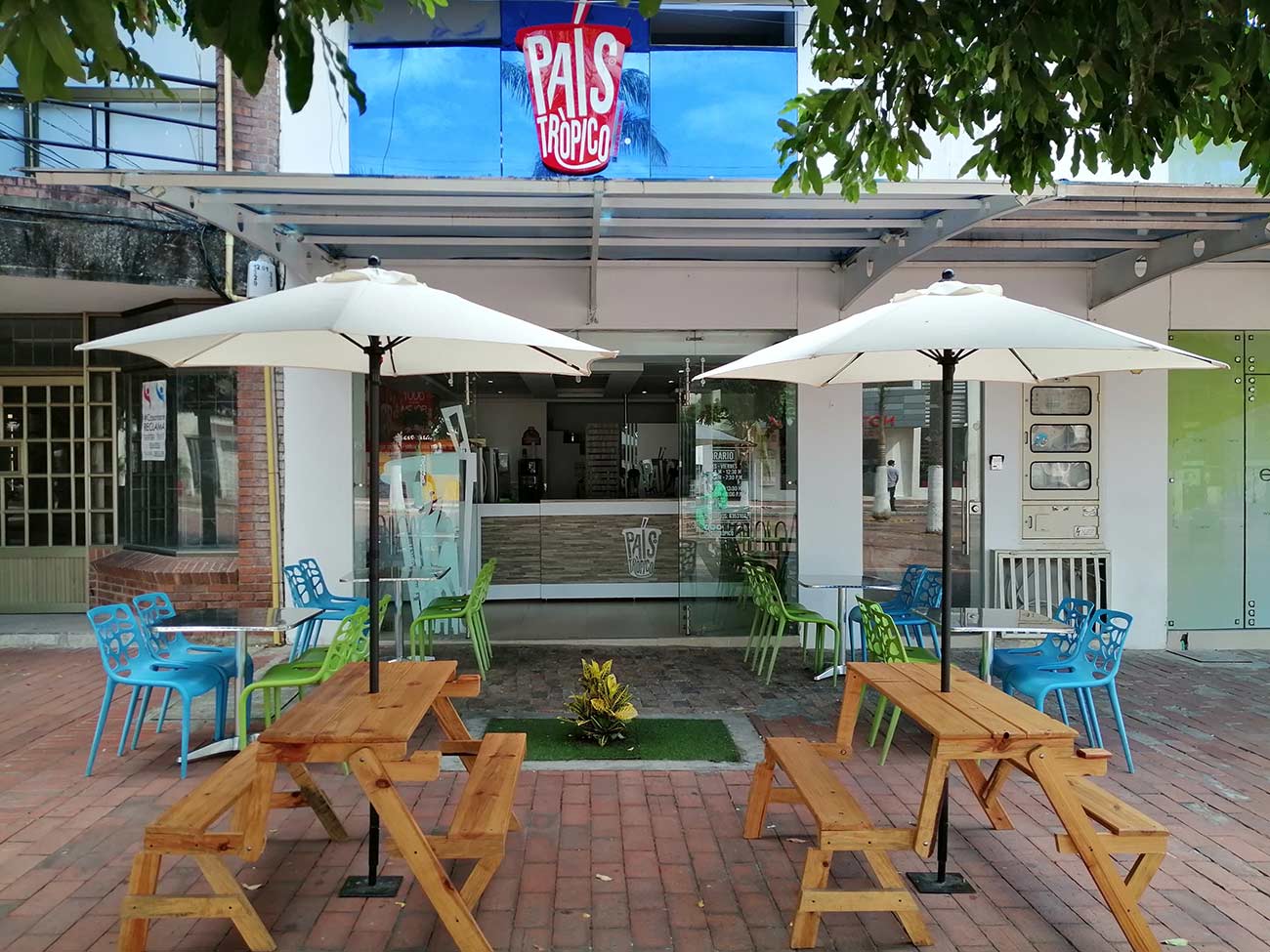 País Trópico. Local