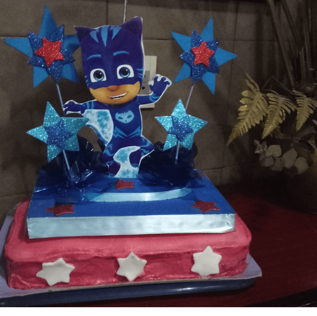 Pequeño encuentro. Pastel de cumpleaños para niños.