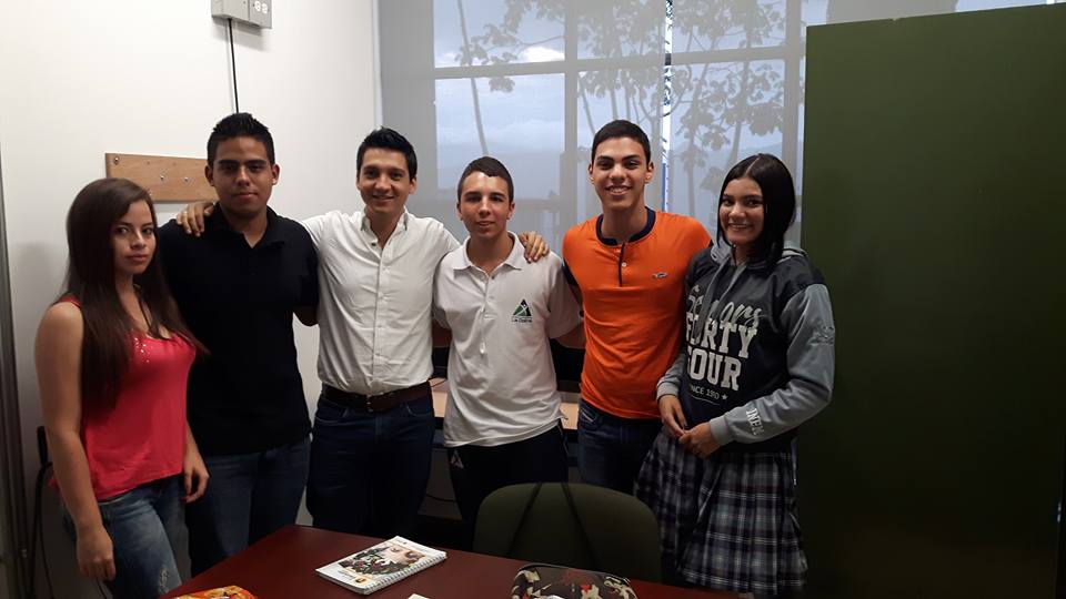 Julián Rendón Coach. Julián con alumnos