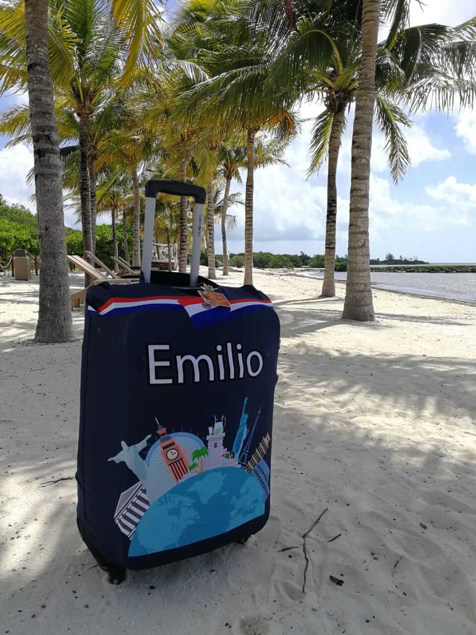 Quiero Viajar. Maleta con funda personalizada en la playa.