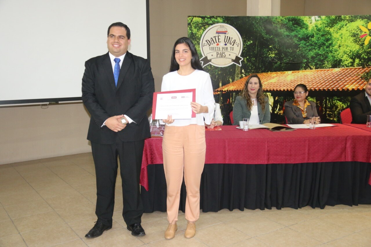 Quiero Viajar. Natalia recibiendo premio.