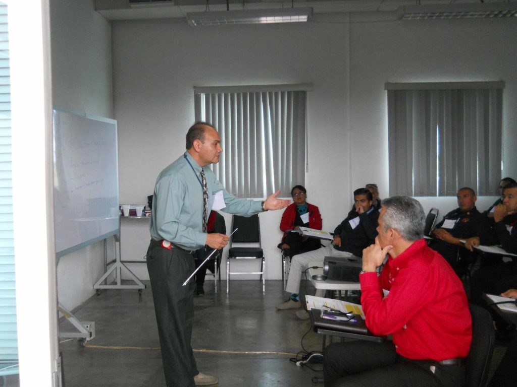 Distribuidora DC-MARV. Propietario dando clases