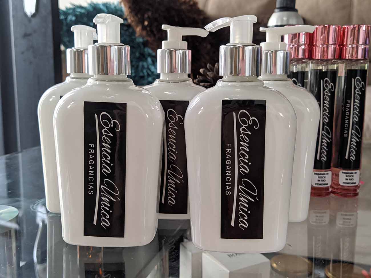 Esencia Única. Frascos blancos de fragancias