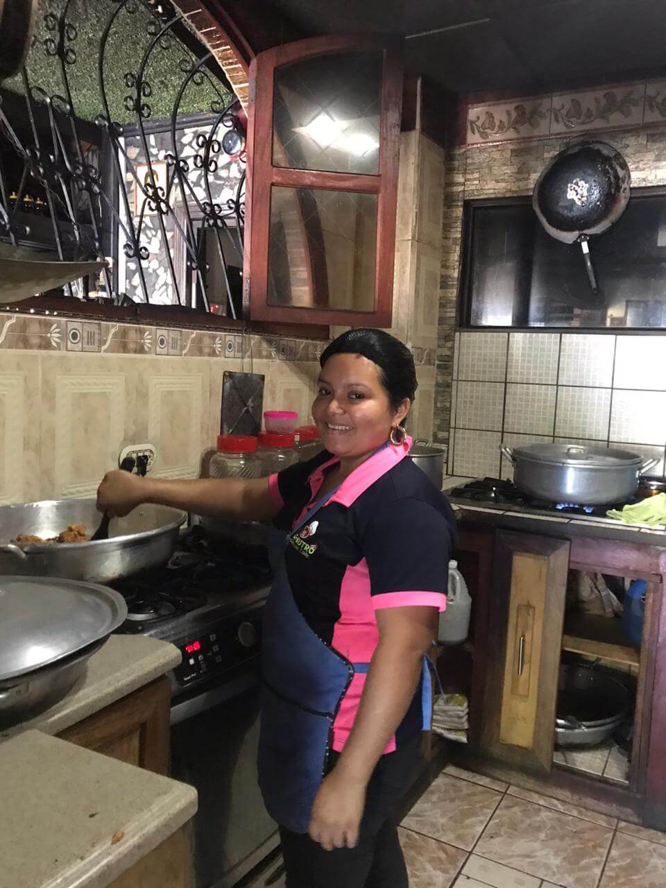 Le Bistro. Yoselin en la cocina.