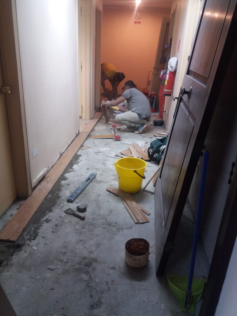 Me Sirve. Trabajadores en pasillo.