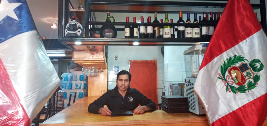 Pisco y Sabor. Rolando con las banderas de Chile y Perú