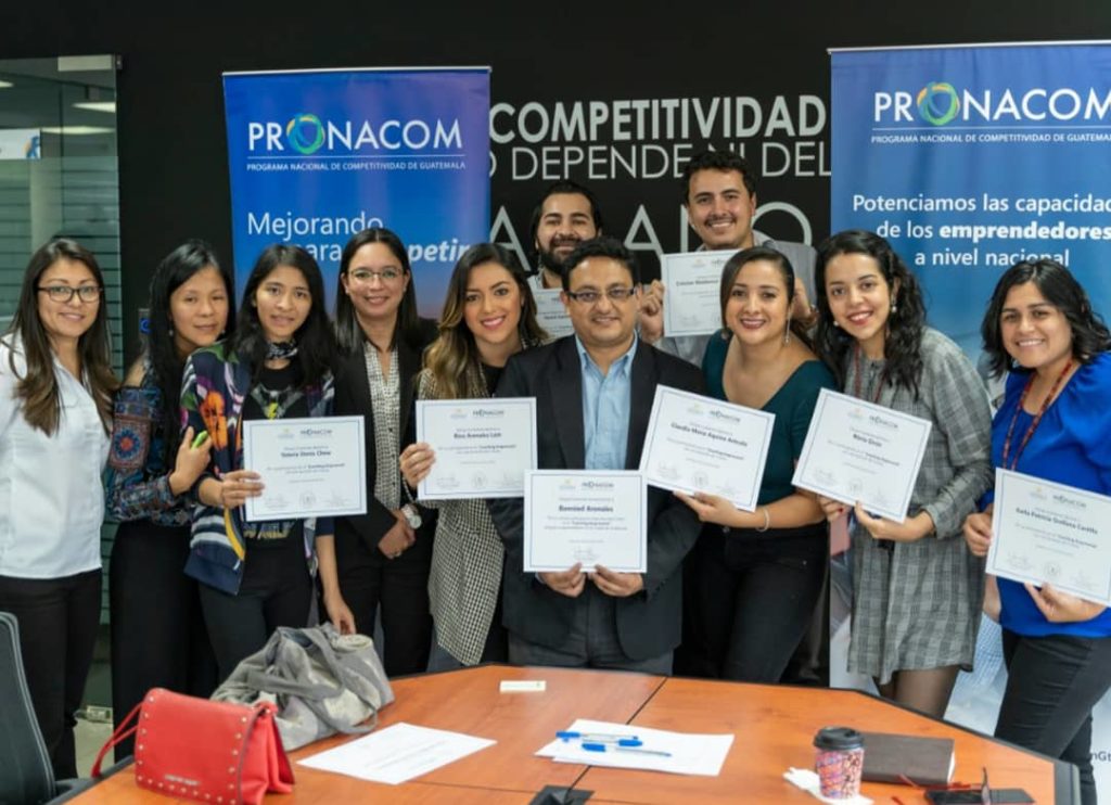 NEGU. Grupo con diplomas