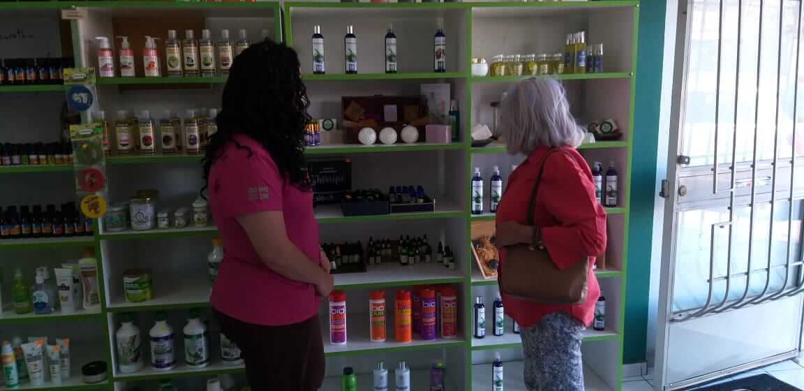 Macrobiótica Healthy Shop. Atendiendo a una clienta.