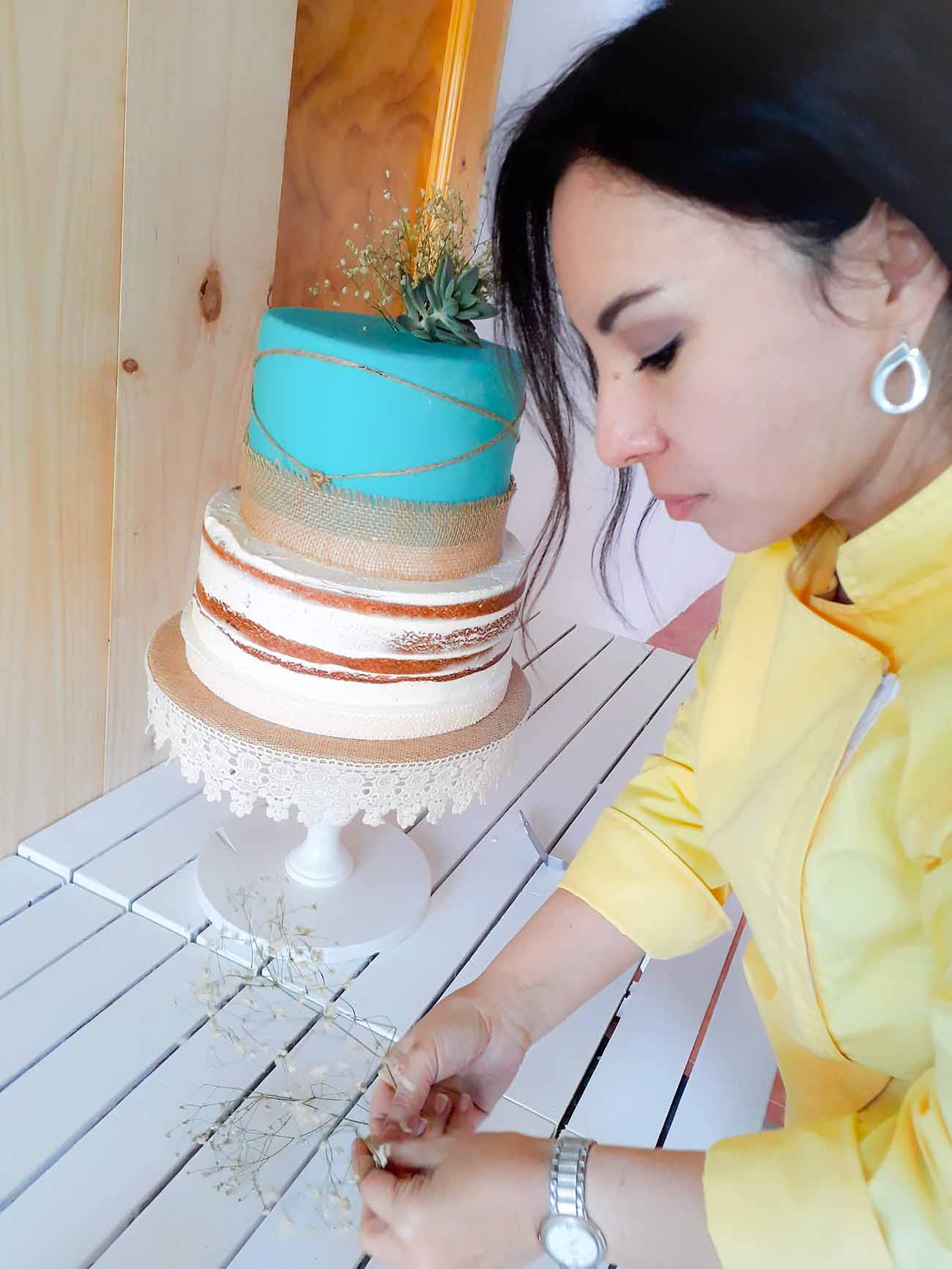 Avi Diseño de Pasteles. Abbie trabajando
