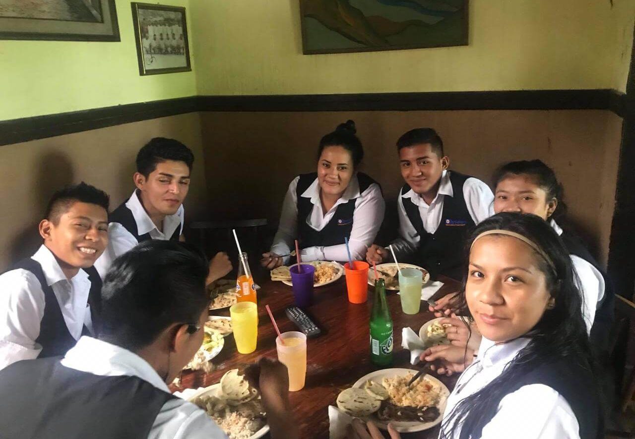 Le Bistro. Estudiantes como comensales.