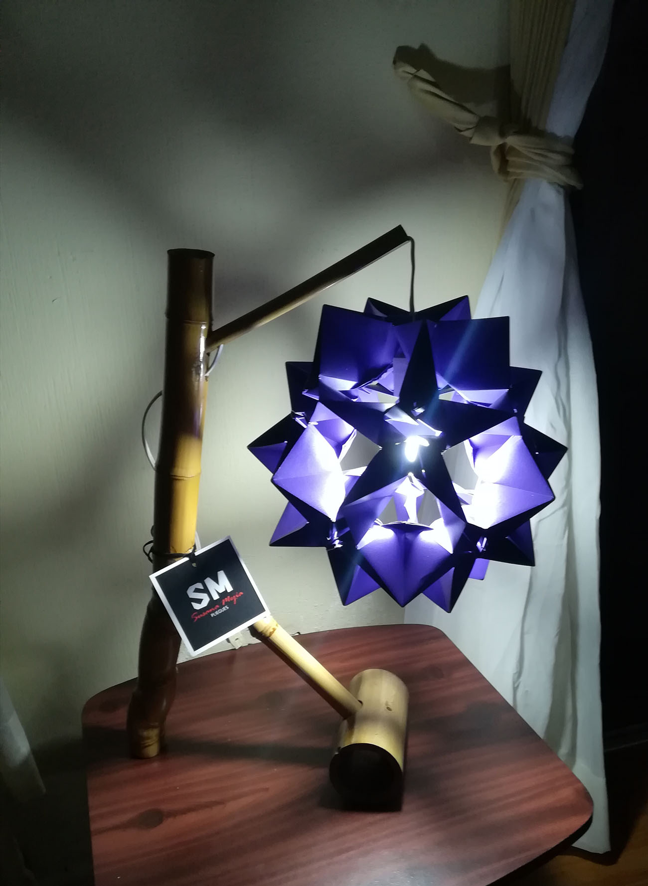 Pliegues Susana Mejía. Lámpara morada encendida.