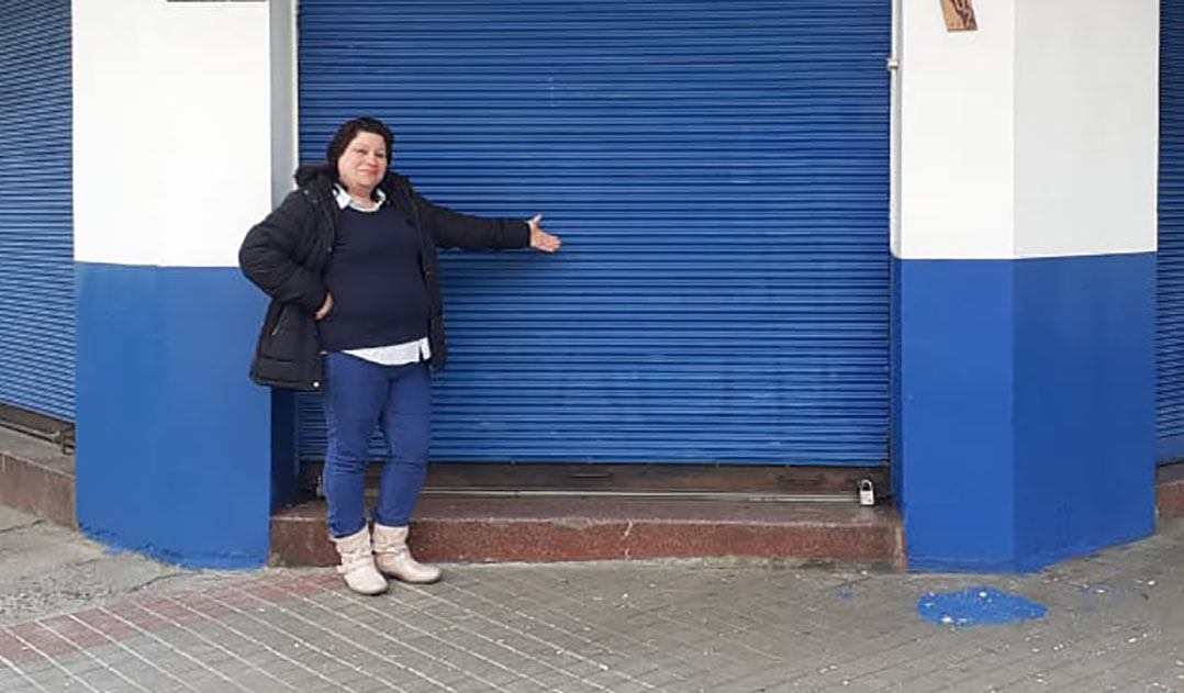 Service Austral. Patricia frente a un local